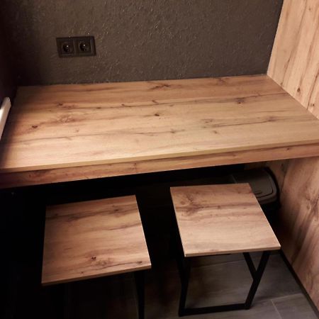 Full House Hotel&Capsule Hostel, Rivne Esterno foto A table made of wood