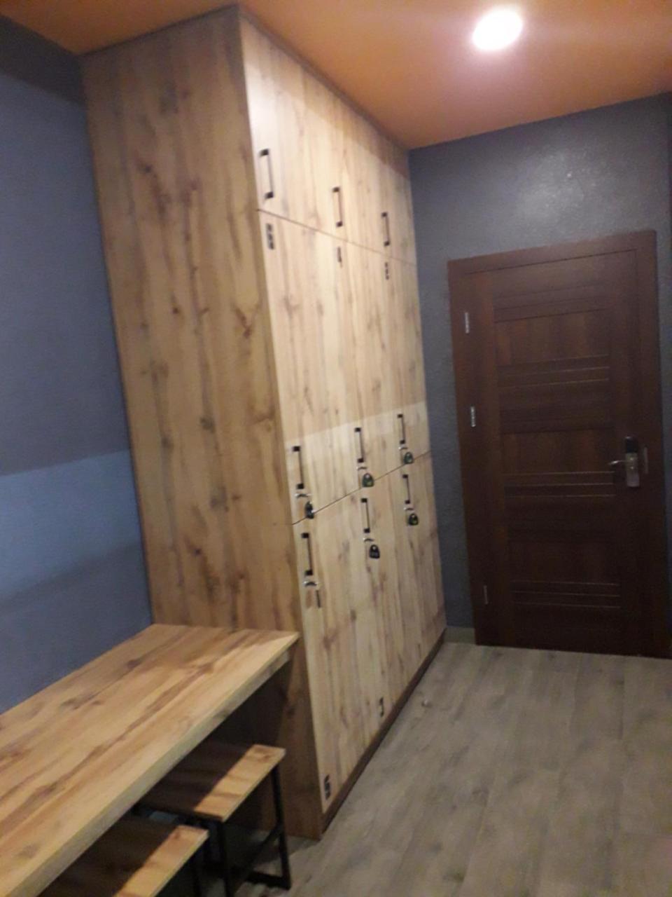 Full House Hotel&Capsule Hostel, Rivne Esterno foto Lockers in a gym