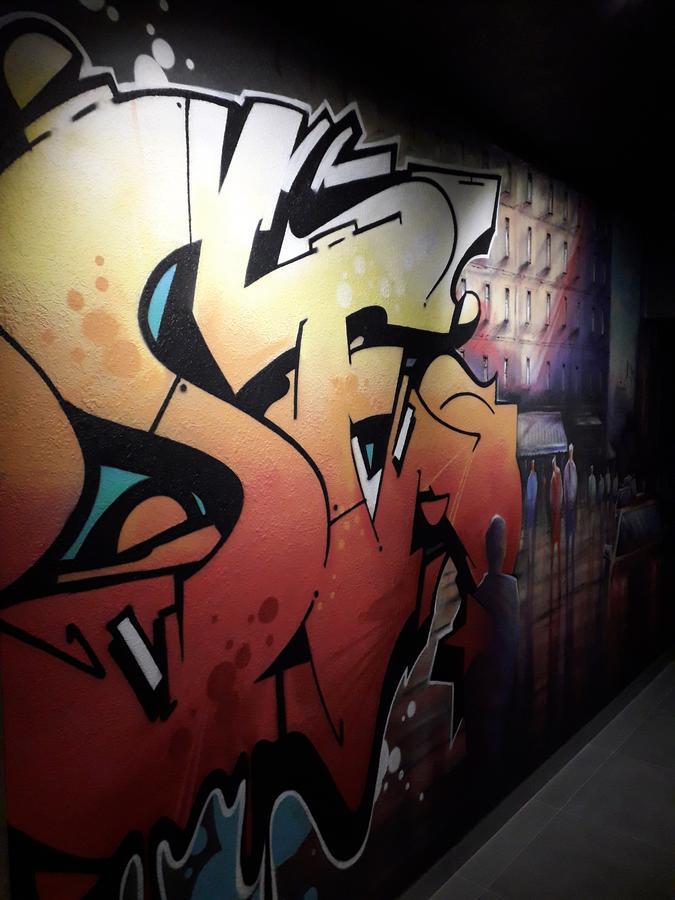 Full House Hotel&Capsule Hostel, Rivne Esterno foto A piece by A1