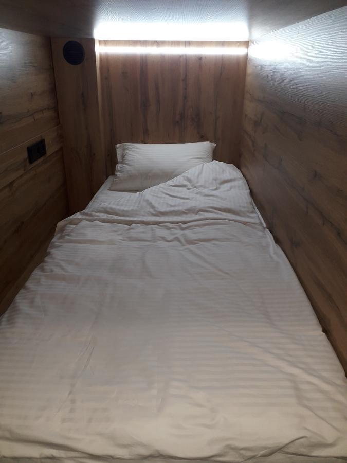 Full House Hotel&Capsule Hostel, Rivne Esterno foto A futon