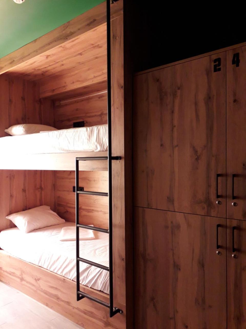 Full House Hotel&Capsule Hostel, Rivne Esterno foto Bunk beds in a hostel