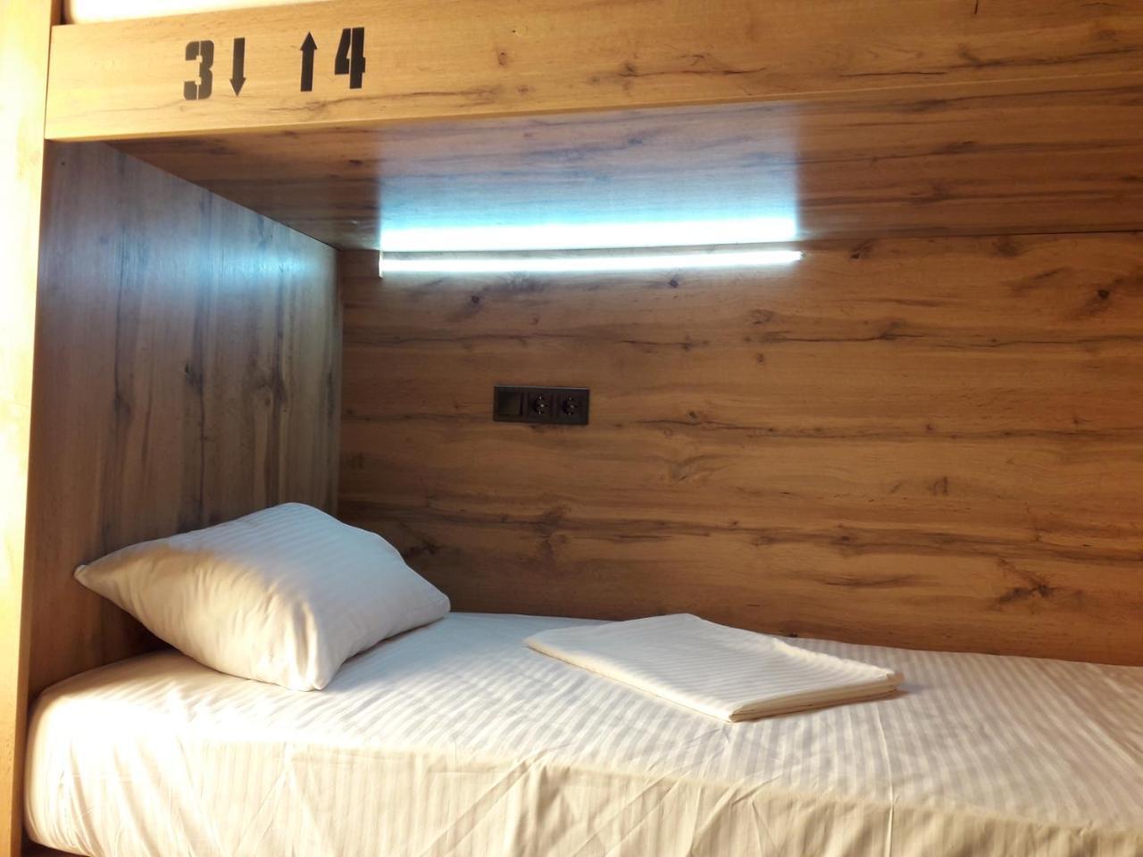 Full House Hotel&Capsule Hostel, Rivne Esterno foto A capsule hotel in Tokyo