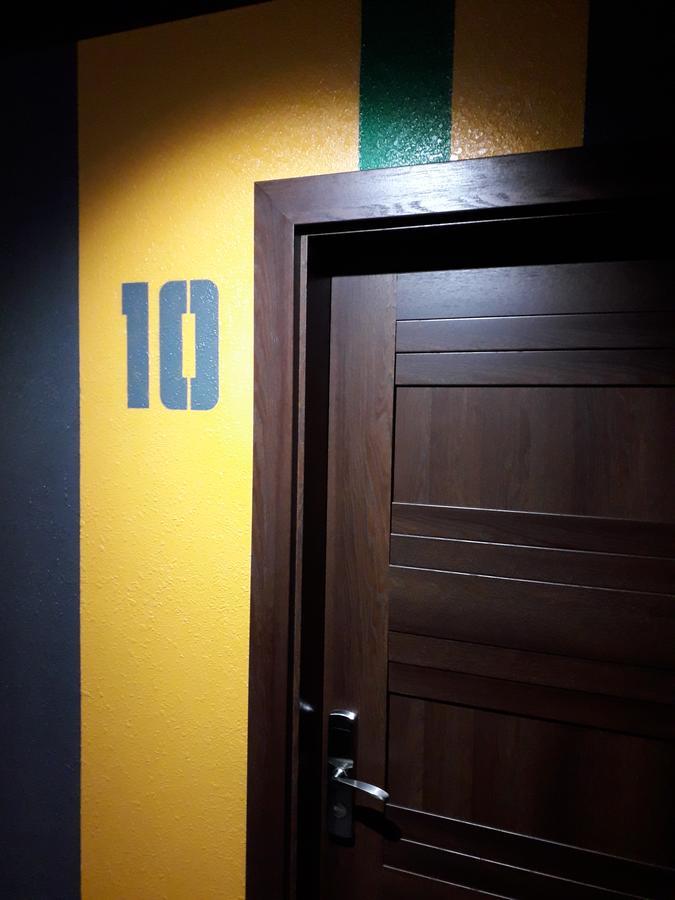 Full House Hotel&Capsule Hostel, Rivne Esterno foto A room at the hotel