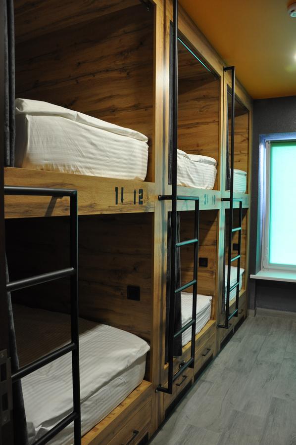 Full House Hotel&Capsule Hostel, Rivne Esterno foto A bunk bed