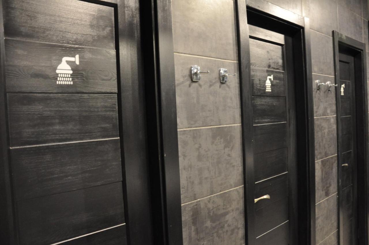 Full House Hotel&Capsule Hostel, Rivne Esterno foto A shower room in a gym