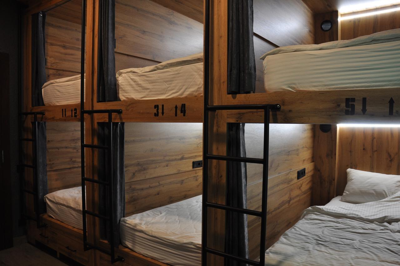 Full House Hotel&Capsule Hostel, Rivne Esterno foto Beds in a capsule hotel