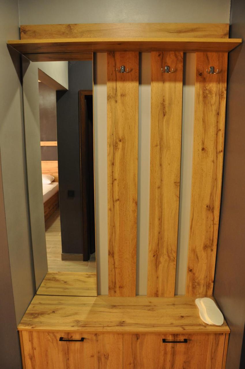 Full House Hotel&Capsule Hostel, Rivne Esterno foto A room divider