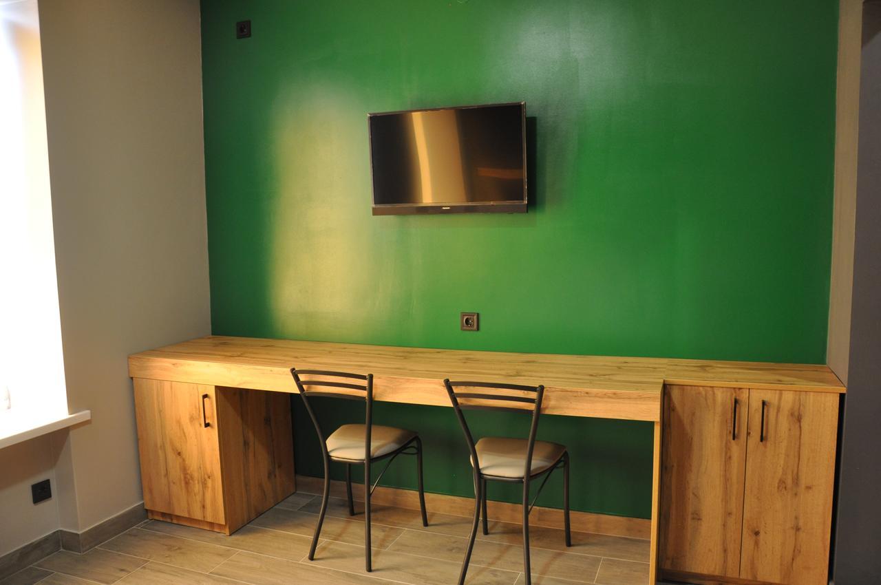 Full House Hotel&Capsule Hostel, Rivne Esterno foto The green room at the station
