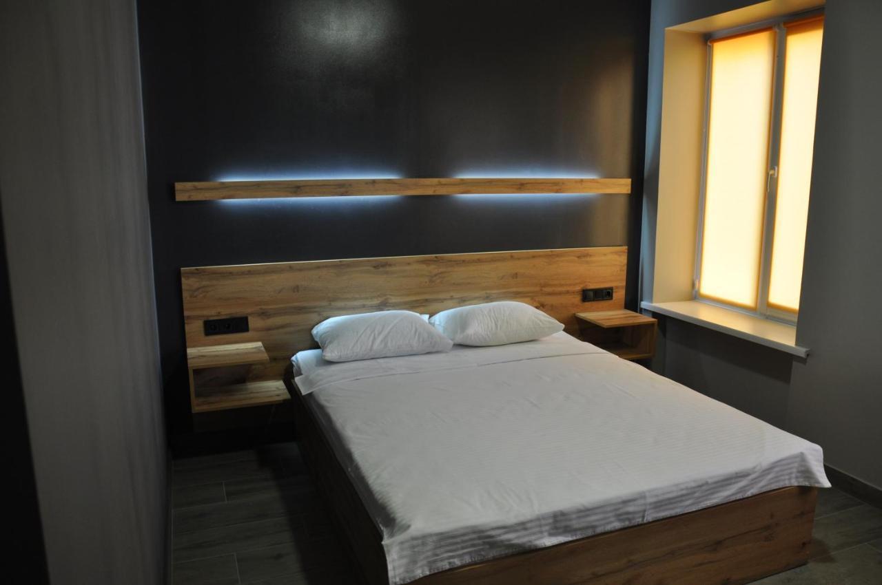 Full House Hotel&Capsule Hostel, Rivne Esterno foto A bedroom