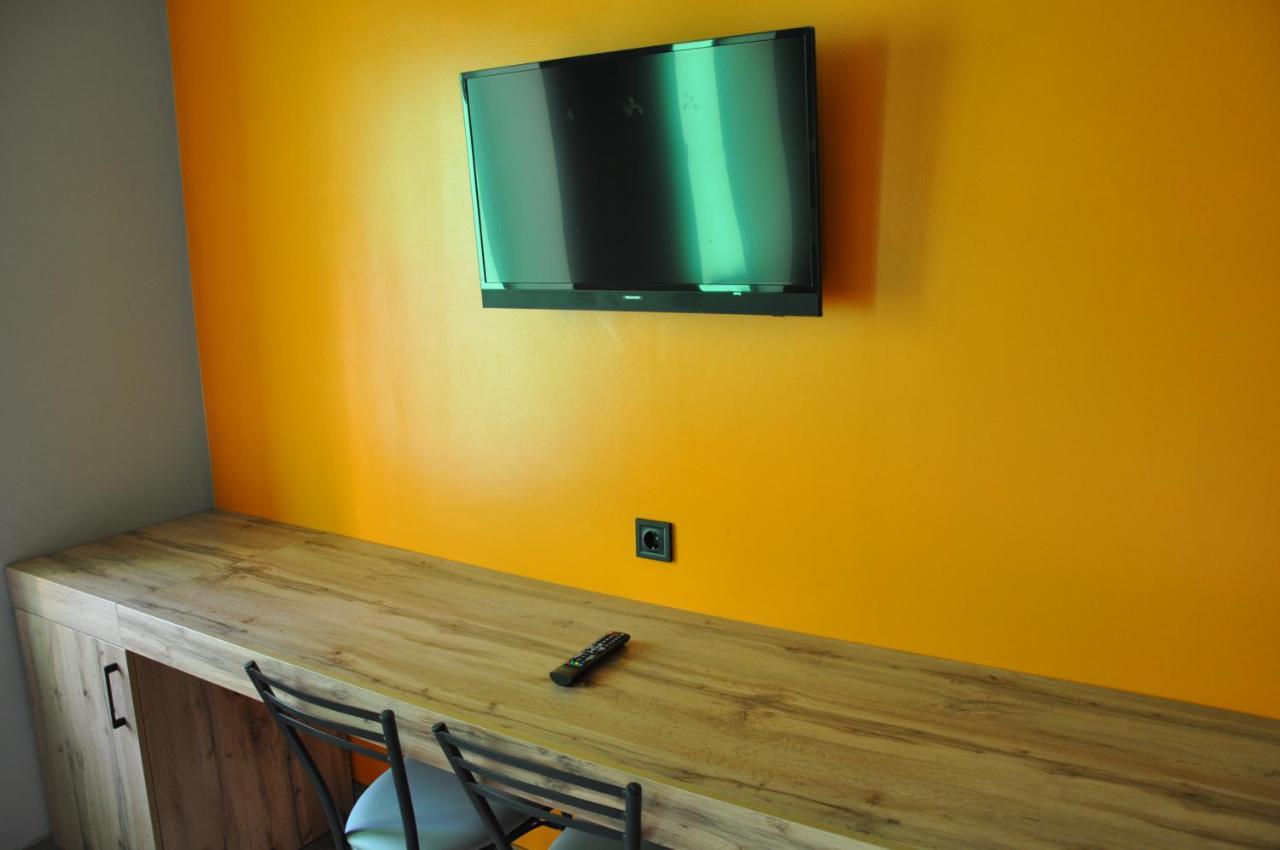 Full House Hotel&Capsule Hostel, Rivne Esterno foto
