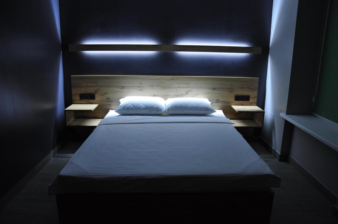 Full House Hotel&Capsule Hostel, Rivne Esterno foto A bedroom