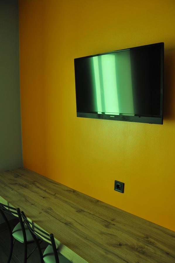 Full House Hotel&Capsule Hostel, Rivne Esterno foto A wall socket