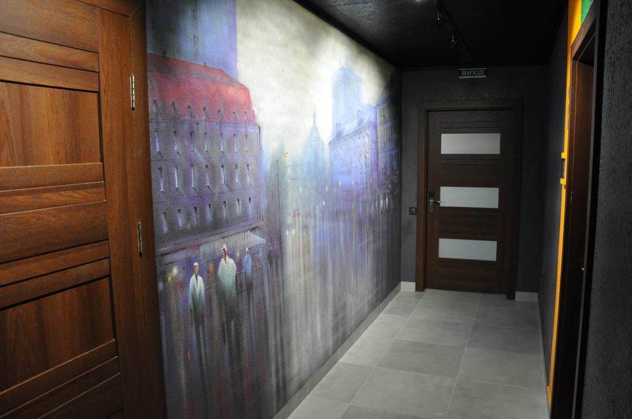 Full House Hotel&Capsule Hostel, Rivne Esterno foto A wall mural in a hotel