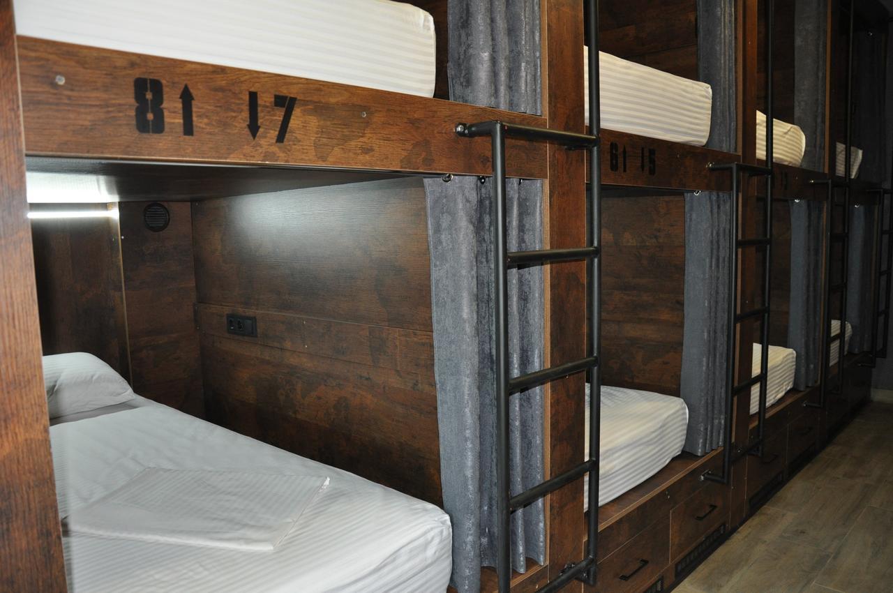 Full House Hotel&Capsule Hostel, Rivne Esterno foto Bunk beds in a hostel