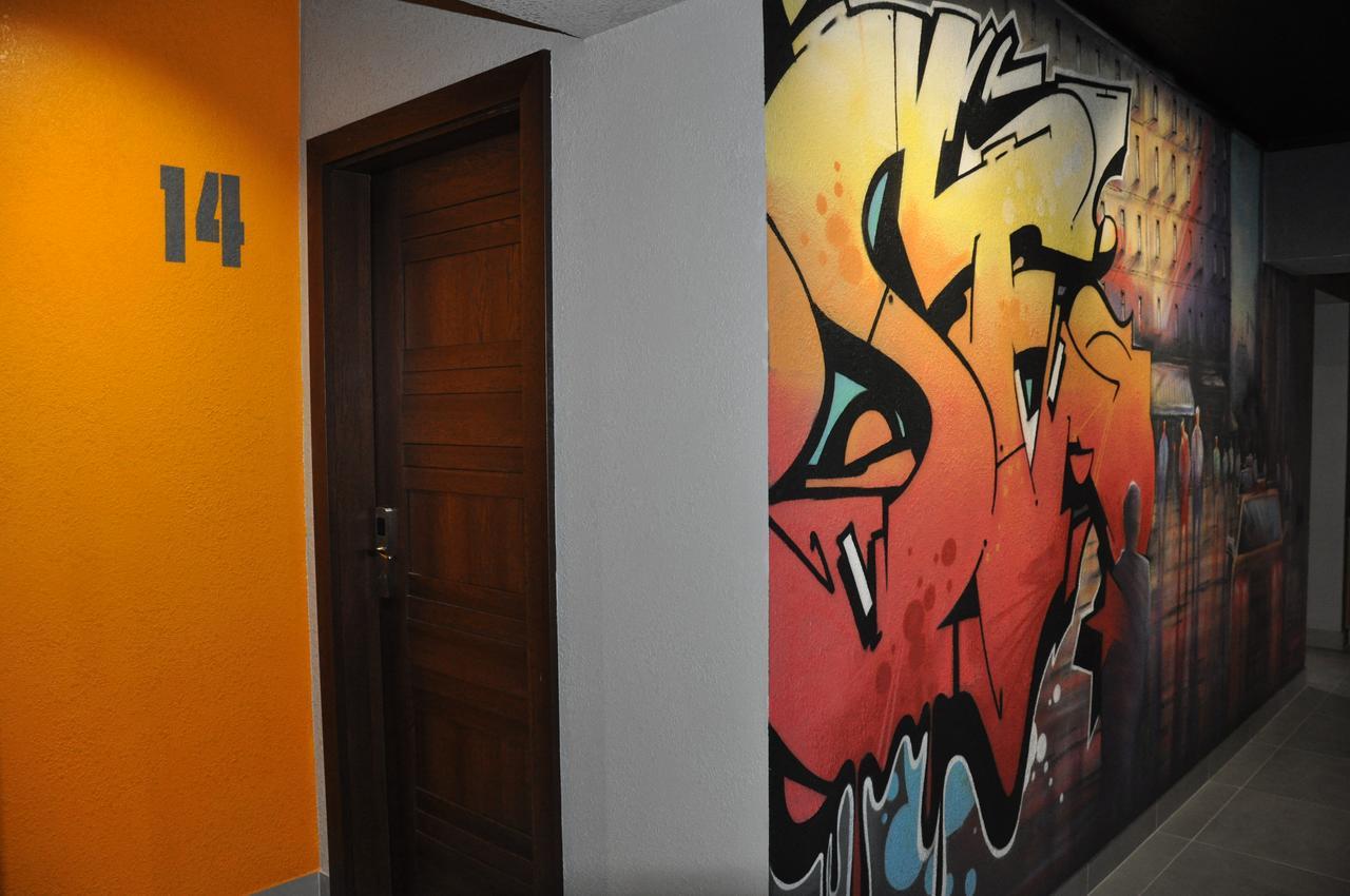 Full House Hotel&Capsule Hostel, Rivne Esterno foto A graffiti-covered wall in a hotel in Warsaw, Poland