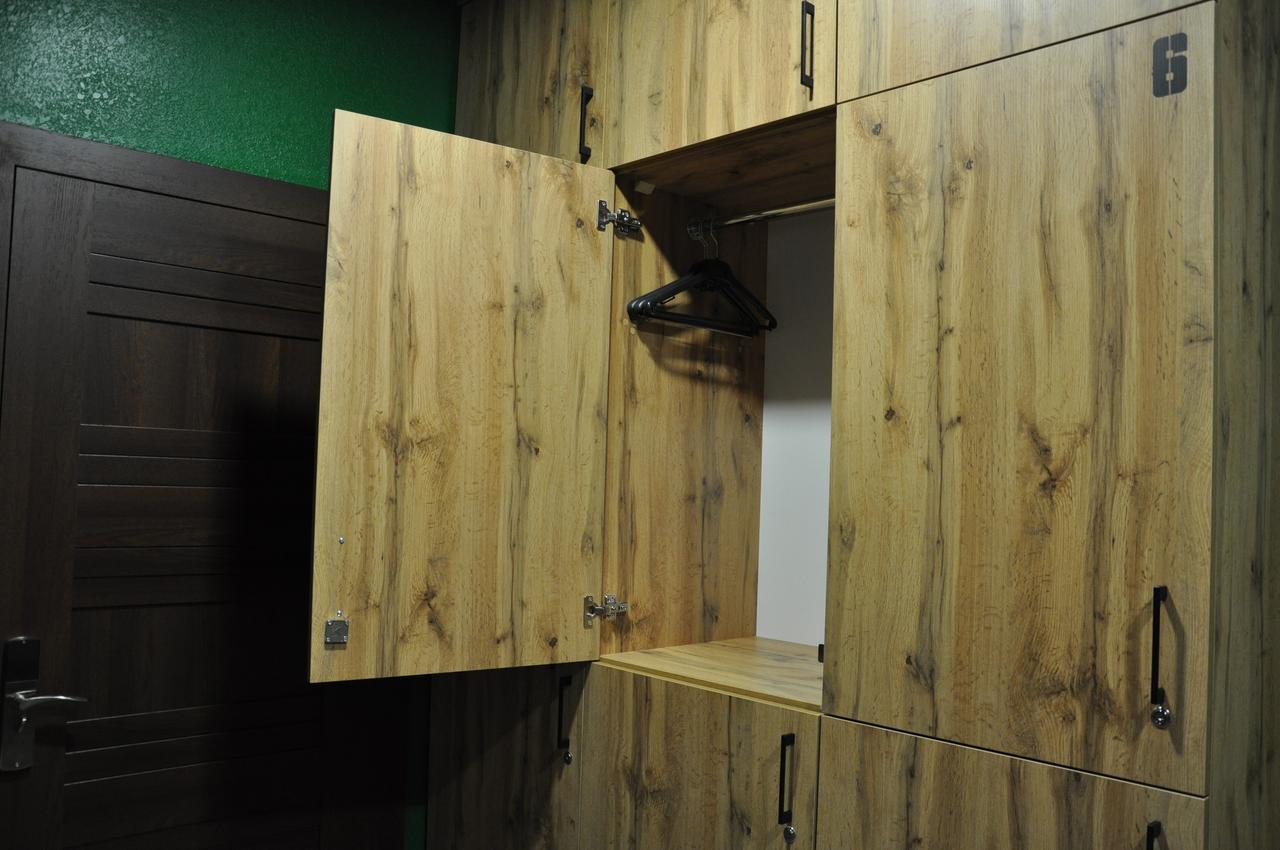 Full House Hotel&Capsule Hostel, Rivne Esterno foto A wooden locker