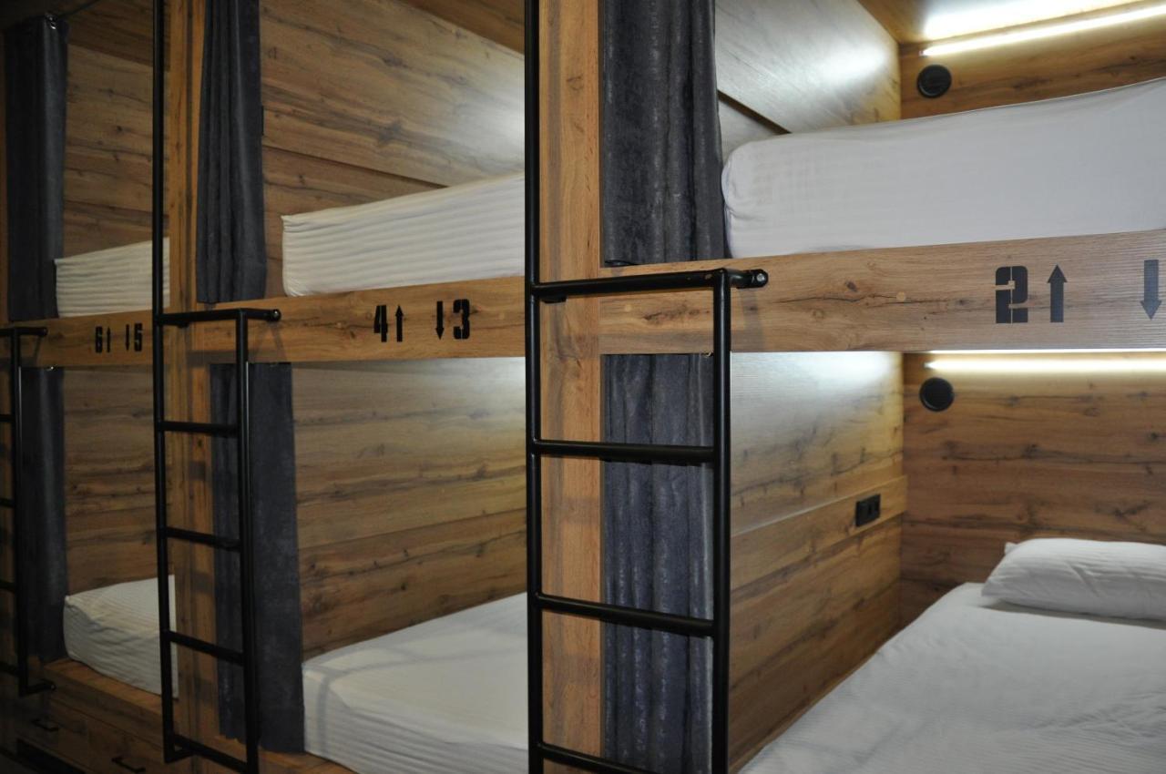 Full House Hotel&Capsule Hostel, Rivne Esterno foto Hostel beds