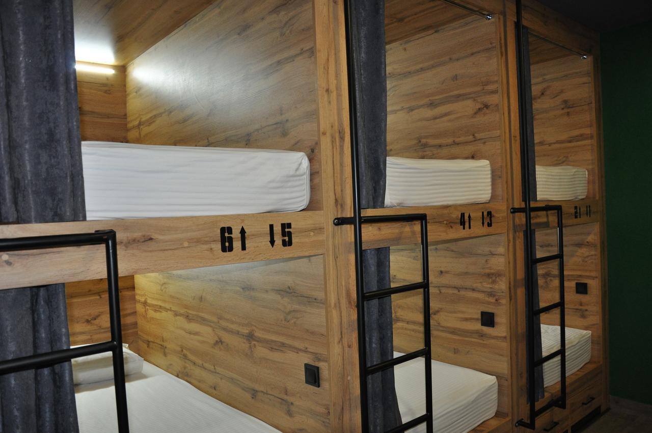 Full House Hotel&Capsule Hostel, Rivne Esterno foto Bunk beds in a hostel