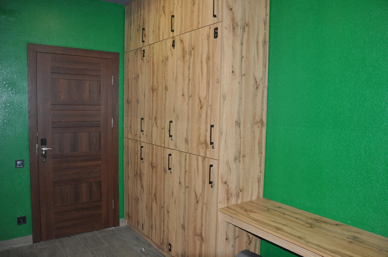 Full House Hotel&Capsule Hostel, Rivne Esterno foto A locker room