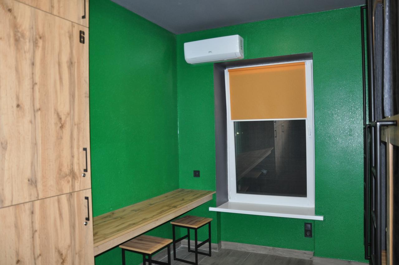 Full House Hotel&Capsule Hostel, Rivne Esterno foto A window with a window screen