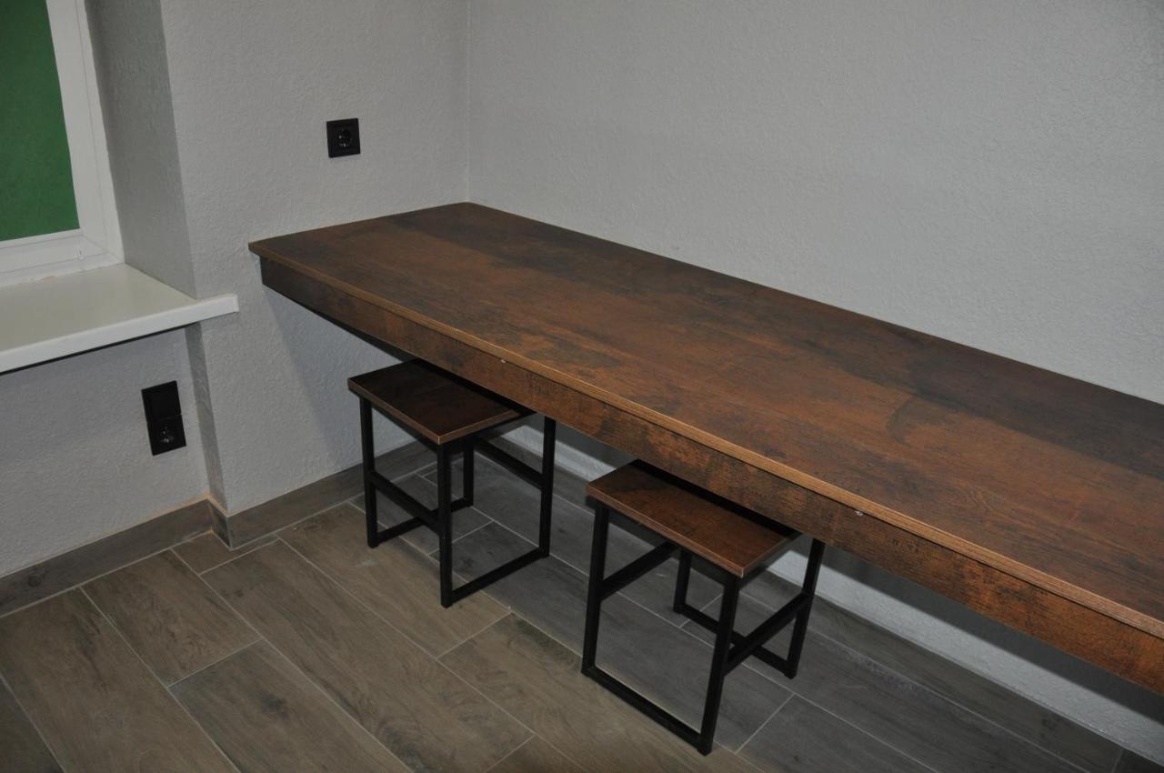 Full House Hotel&Capsule Hostel, Rivne Esterno foto A bar table