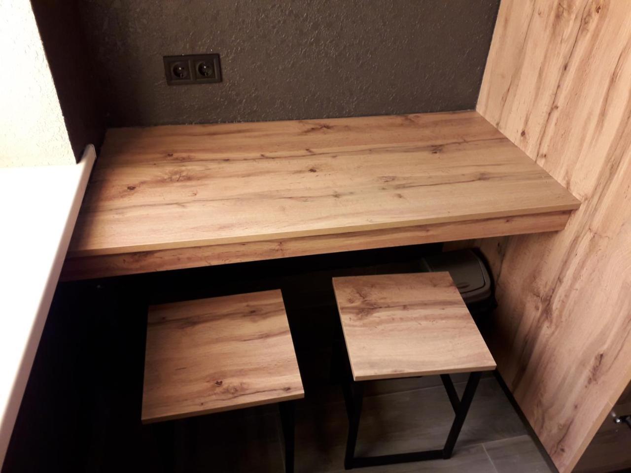 Full House Hotel&Capsule Hostel, Rivne Esterno foto A table made of wood