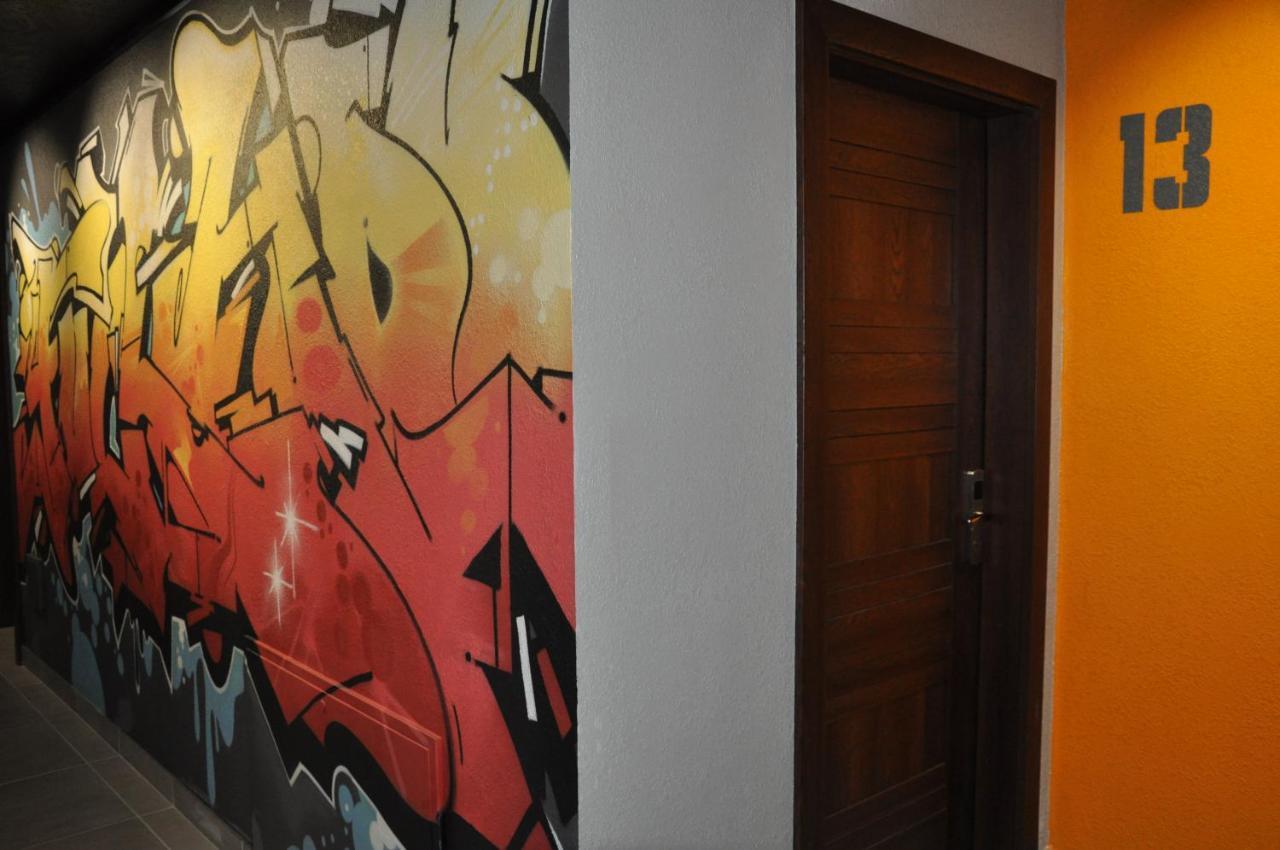 Full House Hotel&Capsule Hostel, Rivne Esterno foto A door in the hostel