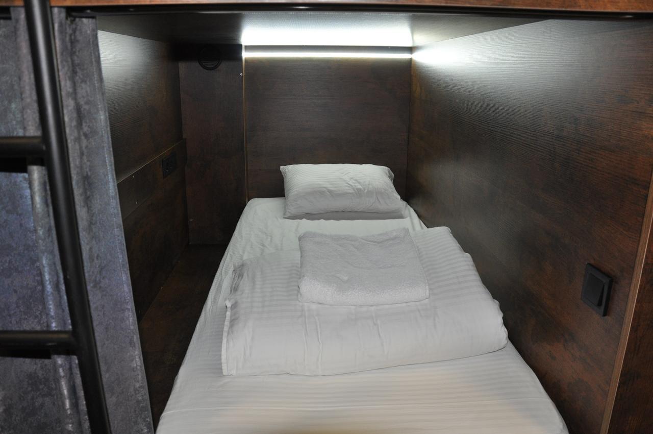 Full House Hotel&Capsule Hostel, Rivne Esterno foto A capsule hotel room
