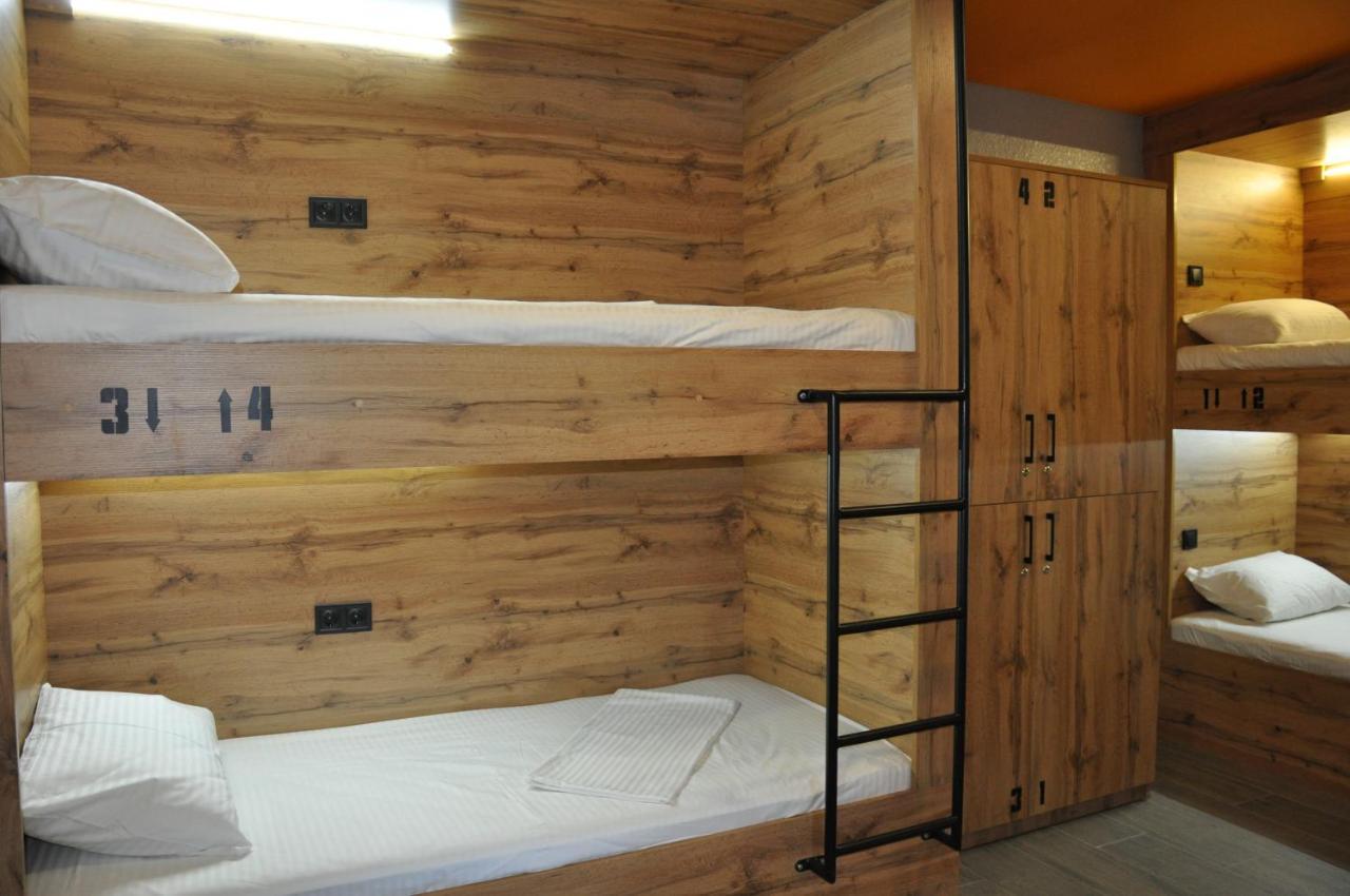 Full House Hotel&Capsule Hostel, Rivne Esterno foto A typical bunk bed