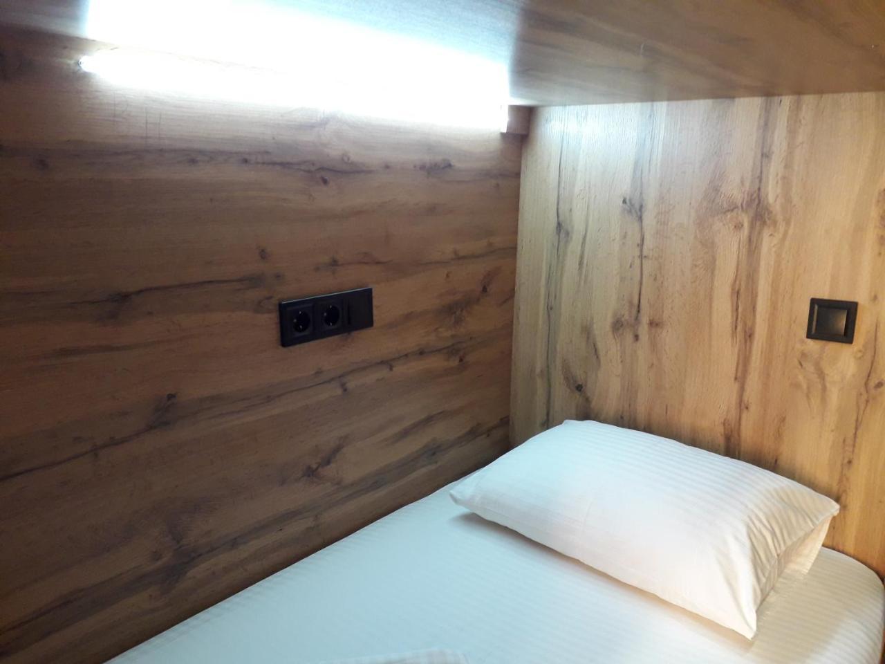 Full House Hotel&Capsule Hostel, Rivne Esterno foto A single bed in a capsule hotel
