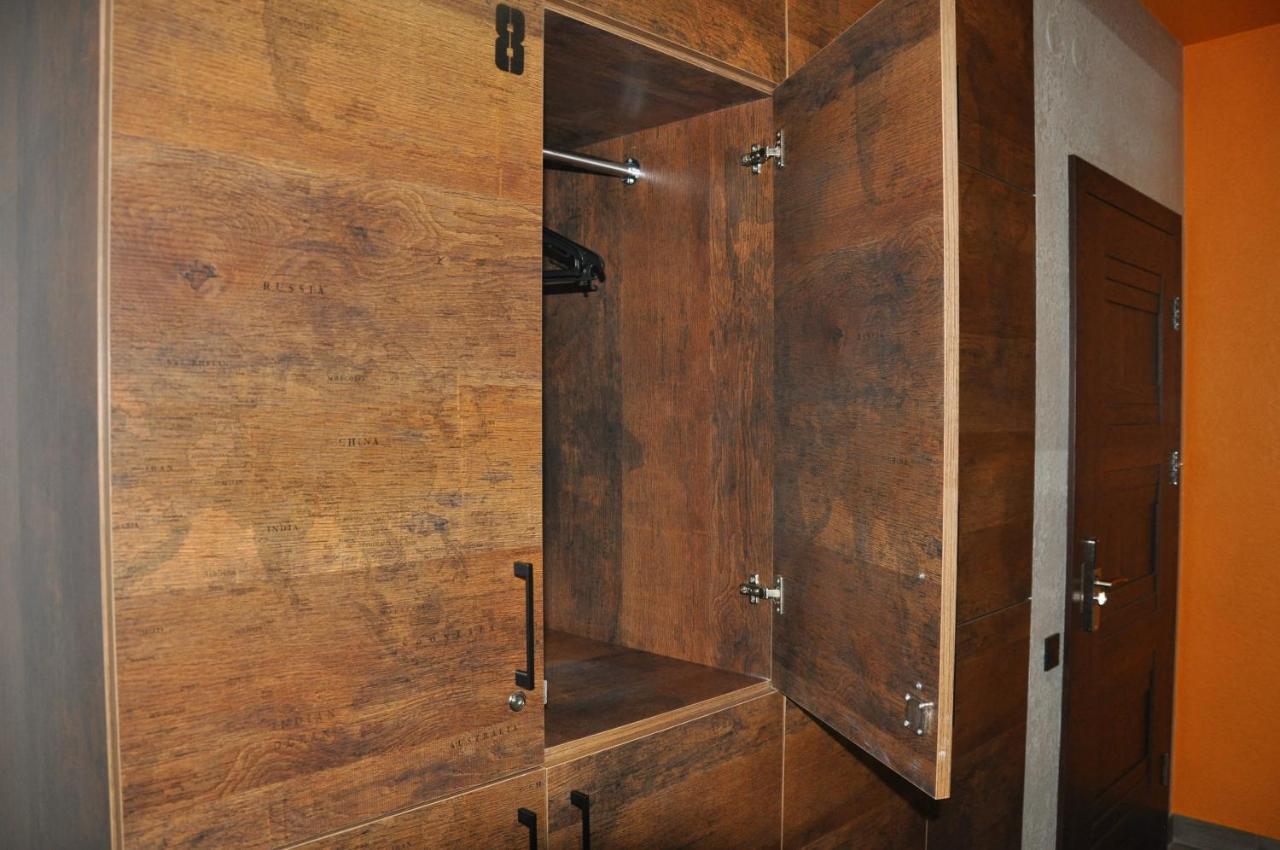 Full House Hotel&Capsule Hostel, Rivne Esterno foto A wardrobe