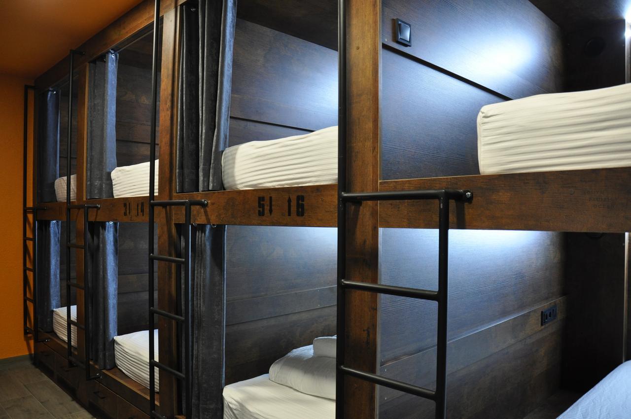 Full House Hotel&Capsule Hostel, Rivne Esterno foto A capsule hotel in Tokyo