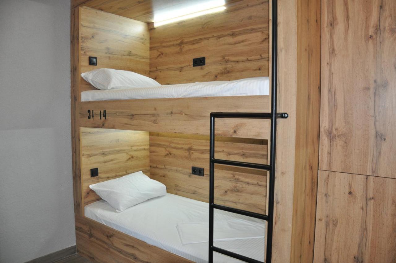 Full House Hotel&Capsule Hostel, Rivne Esterno foto A bunk bed