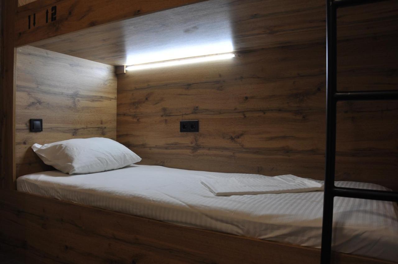 Full House Hotel&Capsule Hostel, Rivne Esterno foto A bed in a hostel