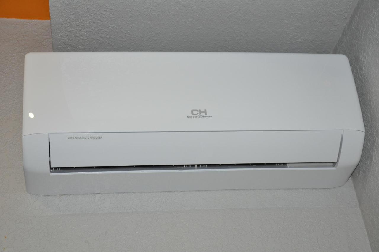 Full House Hotel&Capsule Hostel, Rivne Esterno foto A wall-mounted air conditioner