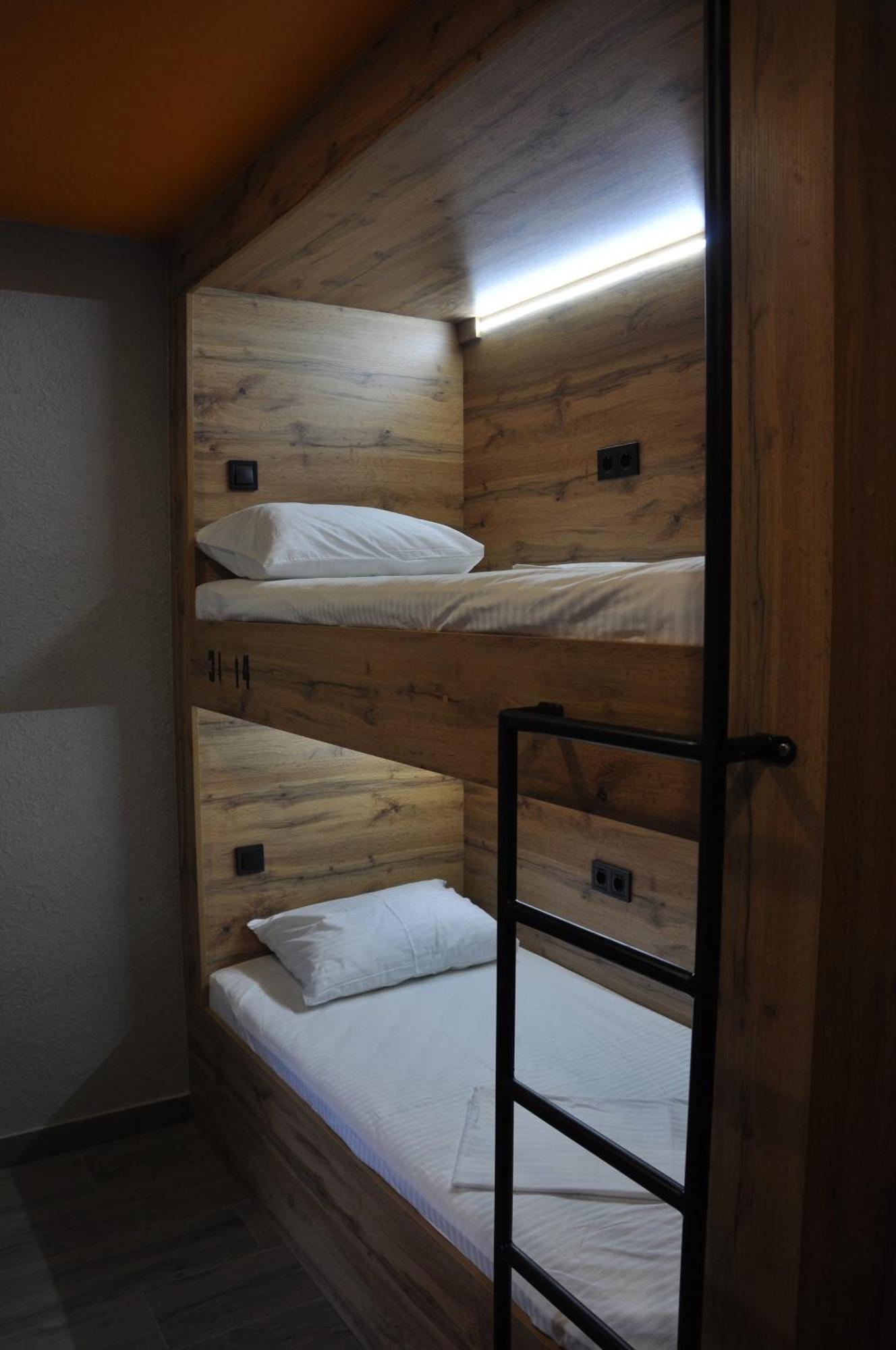 Full House Hotel&Capsule Hostel, Rivne Esterno foto Hostel beds