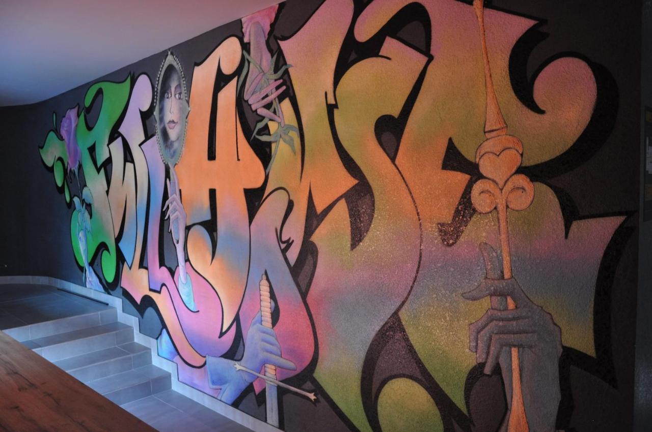 Full House Hotel&Capsule Hostel, Rivne Esterno foto A mural by the artist