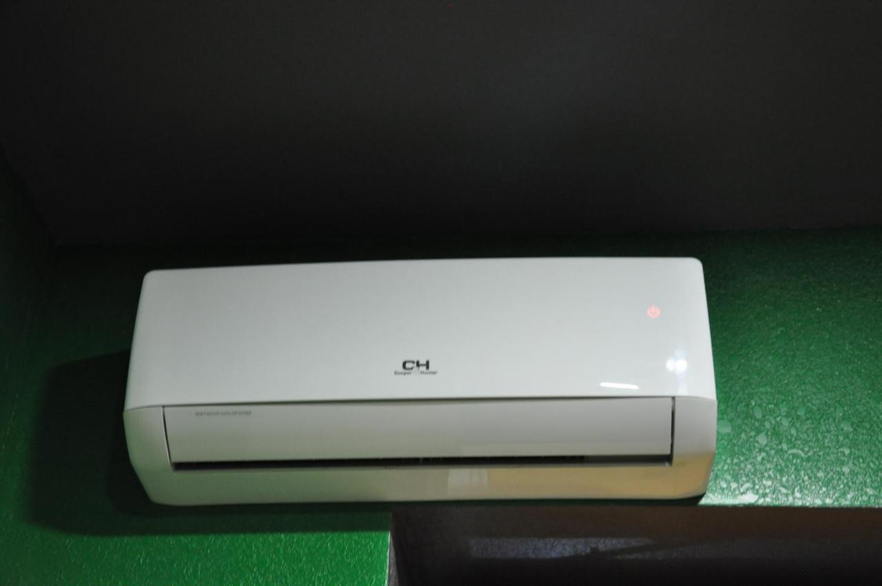 Full House Hotel&Capsule Hostel, Rivne Esterno foto A wall-mounted air conditioner