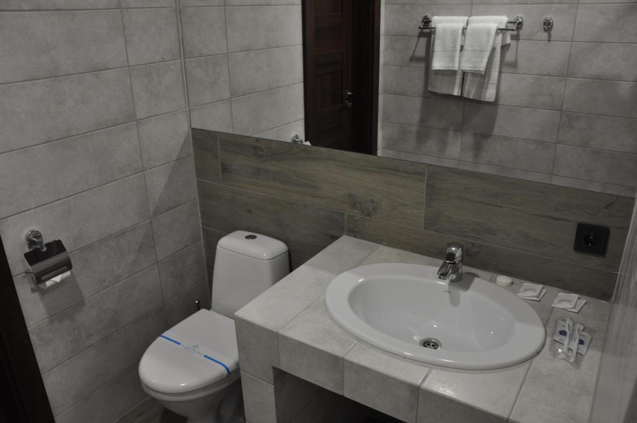 Full House Hotel&Capsule Hostel, Rivne Esterno foto Bathroom
