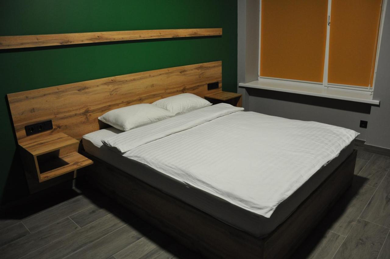 Full House Hotel&Capsule Hostel, Rivne Esterno foto A bed